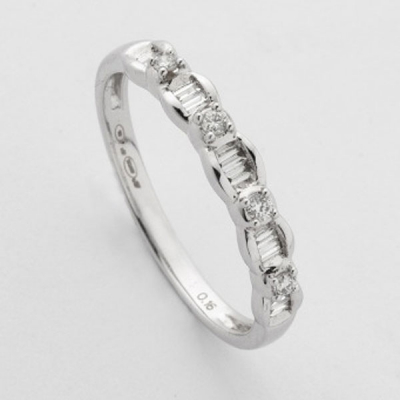 Sortija en oro blanco con diamantes talla brillante y talla baguette con un peso total de 0,26 cts.aprox.