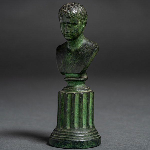 Busto cl&aacute;sico en bronce con patina color verde de finales del siglo XIX.