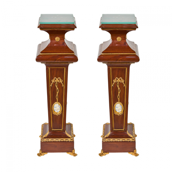 Pareja de pedestales estilo Luis XVI en madera con aplicaciones en bronce dorado y medallón central con relieve floral, s.XX.