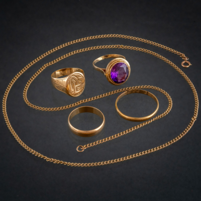 Conjunto de cadena y cuatro anillos en oro amarillo de 18 kt.