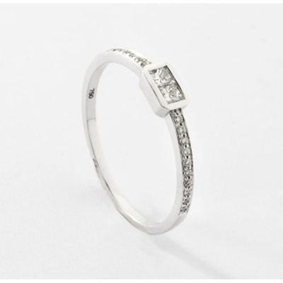 Sortija en oro blanco con dos diamantes talla carré centrales y diamantes talla brillante a los lados con un peso total de 0,20 cts. aprox.