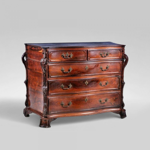C&oacute;moda portuguesa en madera de palosanto, Escuela Portuguesa, Siglo XVIII. 