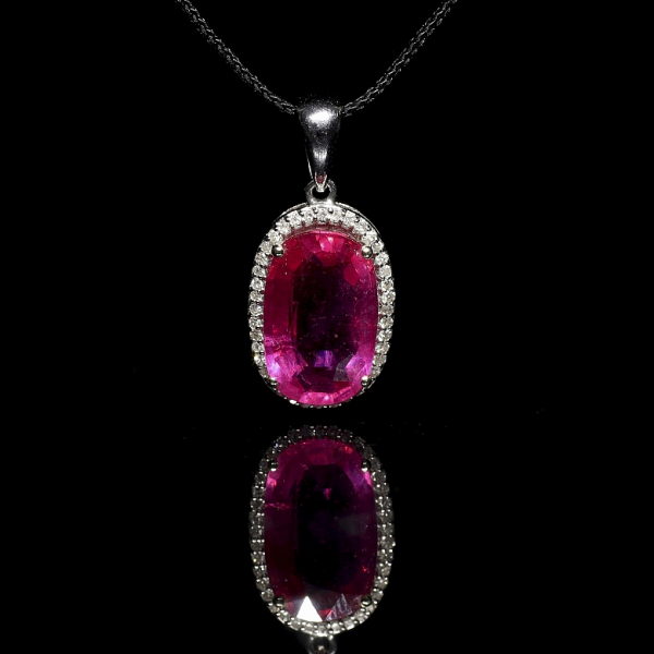 Colgante en oro blanco de 18k con rub&iacute; y diamantes. 