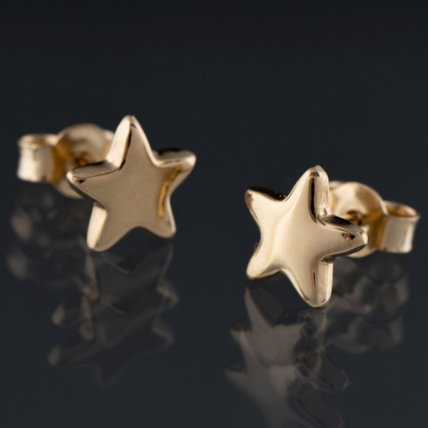 Pareja de pendientes en forma de estrella en oro amarillo de 18 kt.