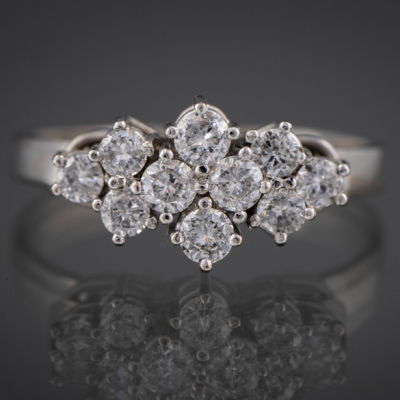 Anillo en oro blanco de 18 kt con brillantes.