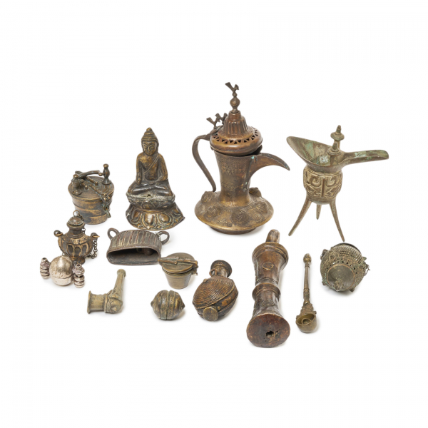 Lote de catorce piezas orientales variadas en bronce patinado con diversas decoraciones en relieve, s.XX.