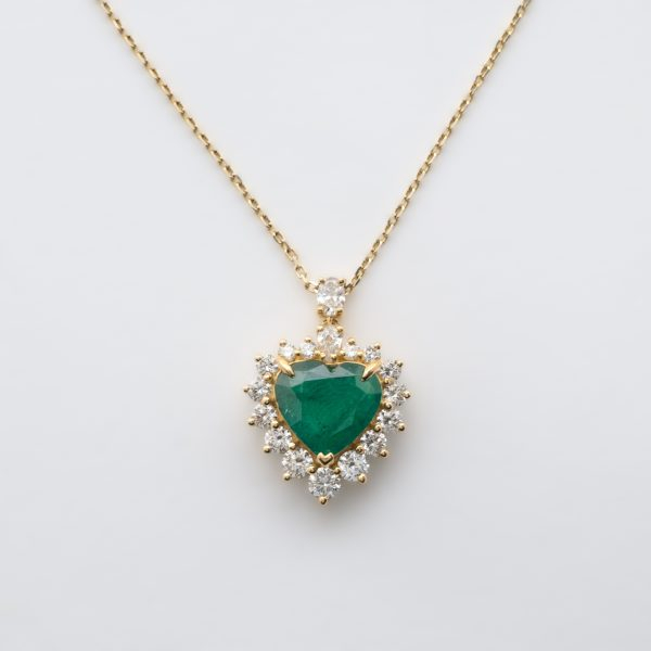 Gargantilla en oro con esmeralda (Zambia) talla coraz&oacute;n orlada por diamantes talla brillante y coronada por diamantes tallas perilla y oval.