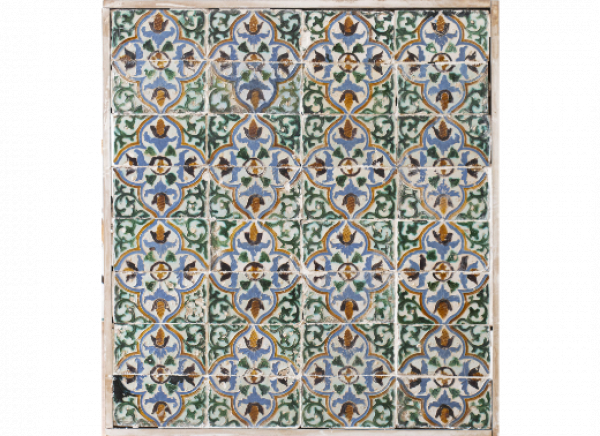 Panel de 32 azulejos de tabla de cer&aacute;mica de arista esmaltada en melado, azul, negro y verde.  Triana, 1501-1600. 