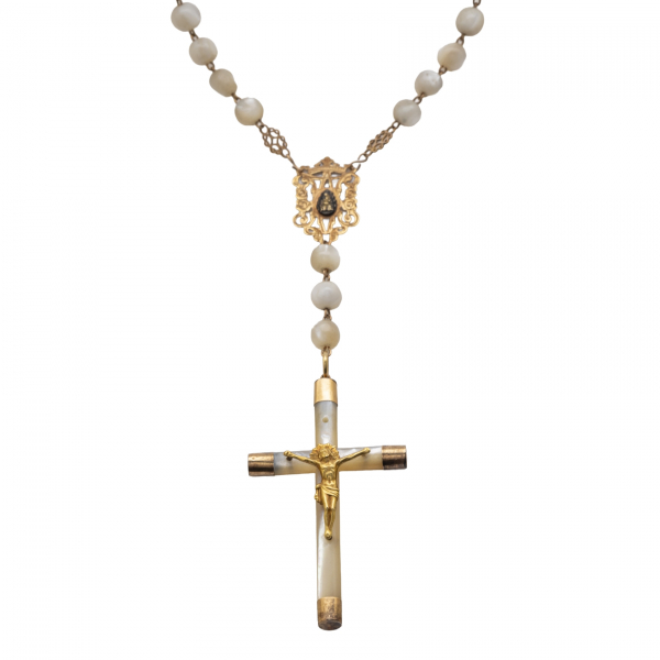 Rosario con cruz y cuentas en nácar de 8 – 10 mm. y oro.