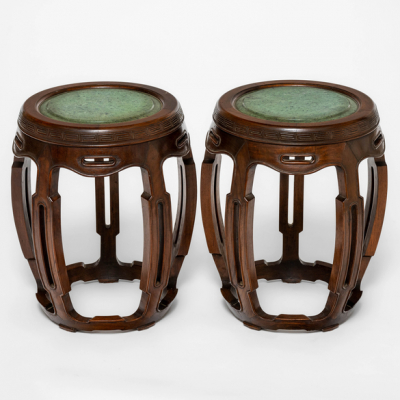 Pareja de peanas en madera y con m&aacute;rmol verde del siglo XX.