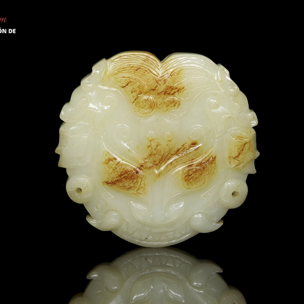 Colgante de jade blanco "M&aacute;scara Taotie", dinast&iacute;a Shang. 