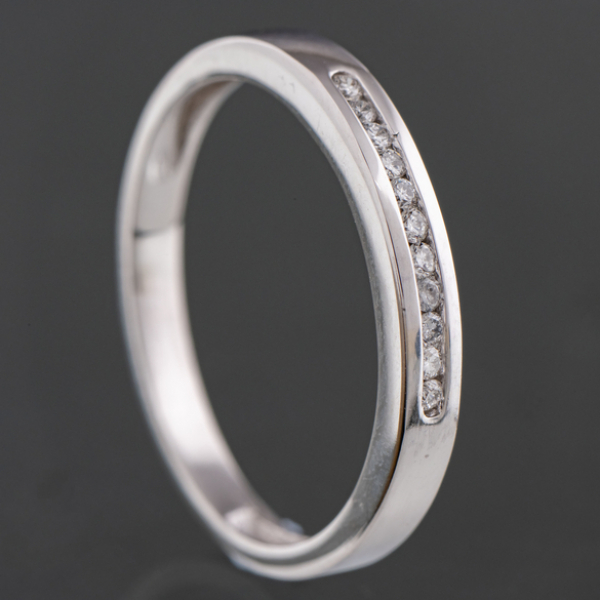 Anillo en blanco de 18kt y brillantes.