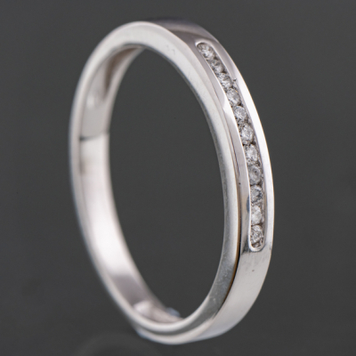 Anillo en blanco de 18kt y brillantes.