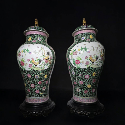 Par de Jarrones de Porcelana Estilo Famille Verte, Francia, Siglo XIX.    