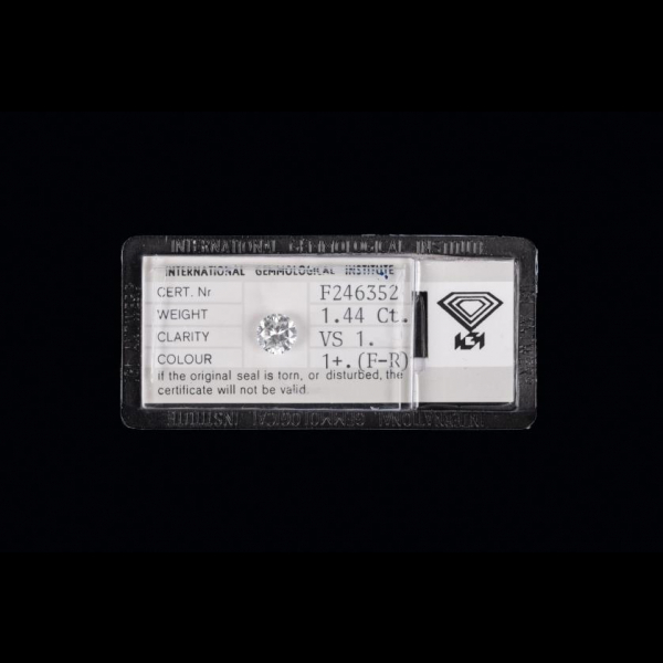 Diamante talla brillante de 1,44 cts. Pureza: VS1. Color: River.