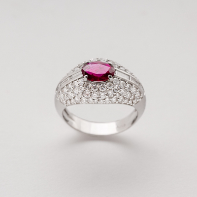 Sortija dise&ntilde;o bomb&eacute; en oro blanco con rub&iacute; de Tailandia (Siam) talla oval custodiado por bandas de diamantes talla trapecio 