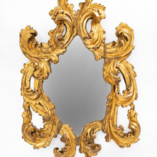 Espejo en madera tallada y dorada con decoración de rocallas. Época Carlos IV