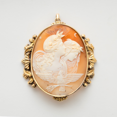Colgante camafeo victoriano, fles. s.XIX. En oro 14K. y concha con representaci&oacute;n de Hebe, la diosa griega de la juventud con el &aacute;guila de Zeus 