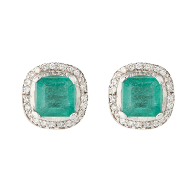 Pendientes en oro con esmeralda talla octogonal orlada por diamantes talla brillante.