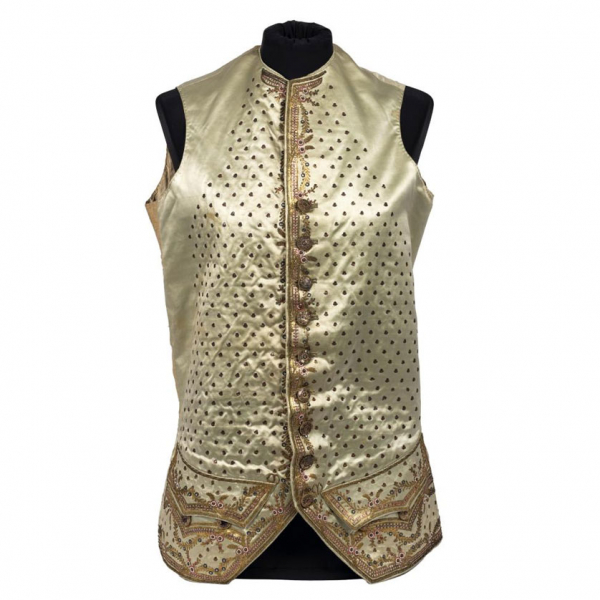 Chupa neoclásica de raso de seda en tono verde celadón, con escote a la caja y sin mangas.  