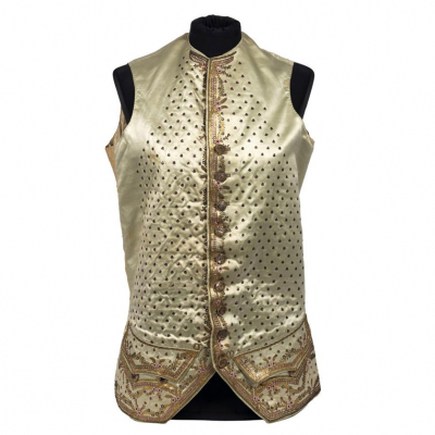 Chupa neoclásica de raso de seda en tono verde celadón, con escote a la caja y sin mangas.  