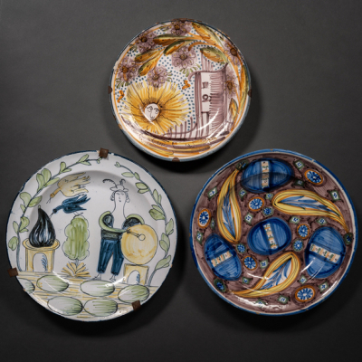Conjunto de tres platos en cerámica de Ribesalbes del siglo XIX