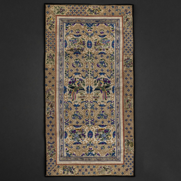 Seda china bordada a mano del siglo XX.  Decorado con elementos florales, ave fénix y mariposas.