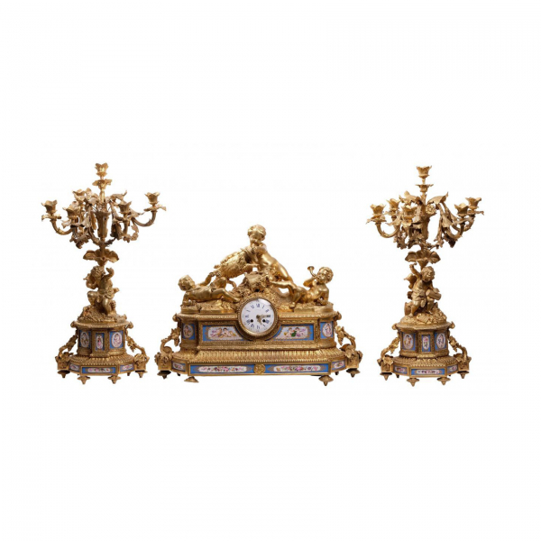 Reloj de chimenea imperial en bronce dorado con guarnición de candelabros, s.XIX.