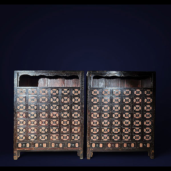 Importante pareja de antiguos botiquines chinos, Siglo XIX.   Madera de olmo.