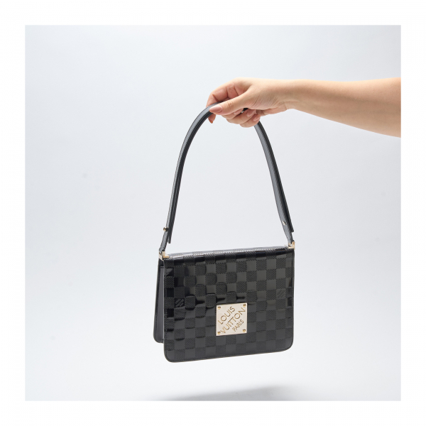 LOUIS VUITTON. Bolso modelo «Cabaret» en piel Damier Vernis de tonalidad negra con detalles metálicos en dorado.