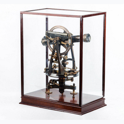 Excelente teodolito vintage de bronce, completo, con base de madera y urna de madera y cristal. TROUGHTON &amp; SIMMS Ltd. London Nº 21063. C. 1920.