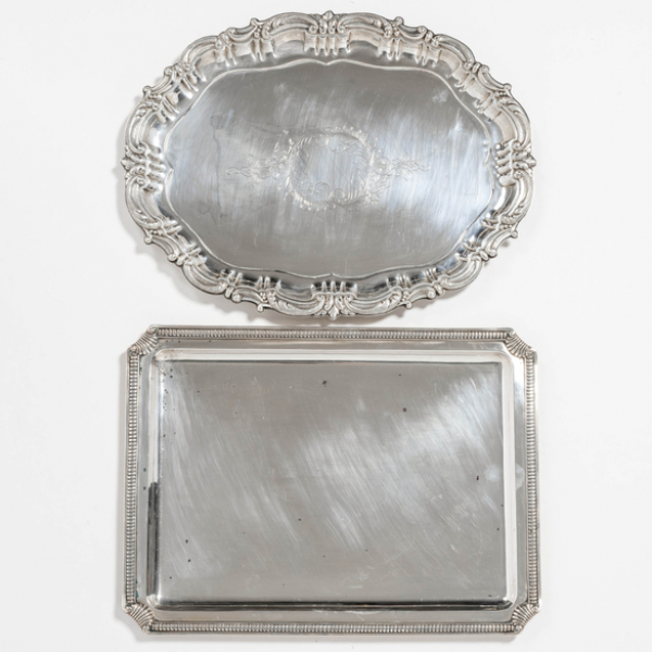 Conjunto de bandeja rectangular y bandeja de perfil mixtilíneo en plata española y punzonada del siglo XX.