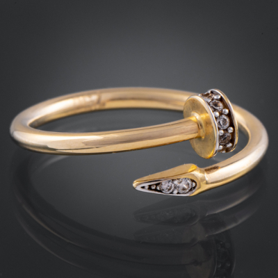 Anillo estilo Cartier en oro amarillo de 18 kt con circonitas.