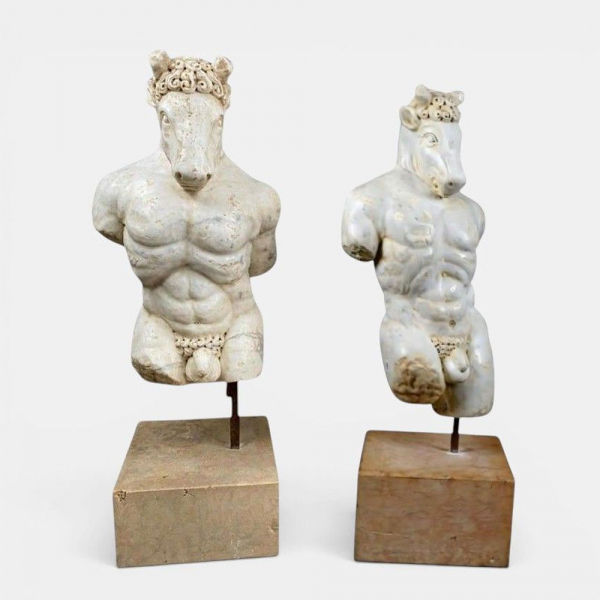 Pareja de Minotauros. Escuela Italiana Barroca. Siglo XVII. M&aacute;rmol beige y gris tallado.