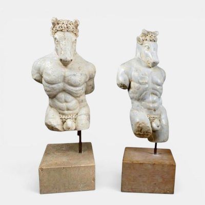 Pareja de Minotauros. Escuela Italiana Barroca. Siglo XVII. M&aacute;rmol beige y gris tallado.