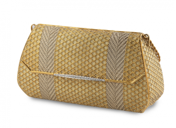 Elegante bolso en oro amarillo y blanco con brillantes rematando la tapeta de cierre, relizado con malla rígida en oro bicolor que simula tejido jaquard.   En oro bicolor de 18K.