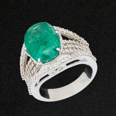 Anillo de oro blanco de 18 K. con gran esmeralda de Zambia de 7,25 cts. talla oval