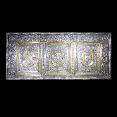 Paliotto italiano en plata repujada y punzanada con clipeos efigiados, Italia, siglo XVII.