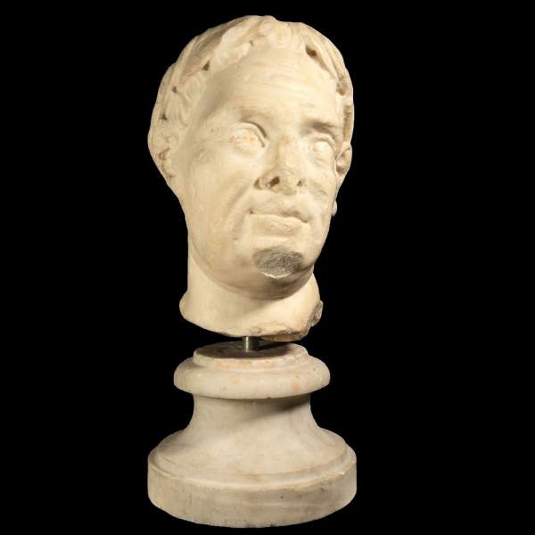 Monumental Cabeza de Senador o Patricio Romano en mármol, Italia y posiblemente siglos XVI o XVII.    En mármol escultórico blanco, buen estado