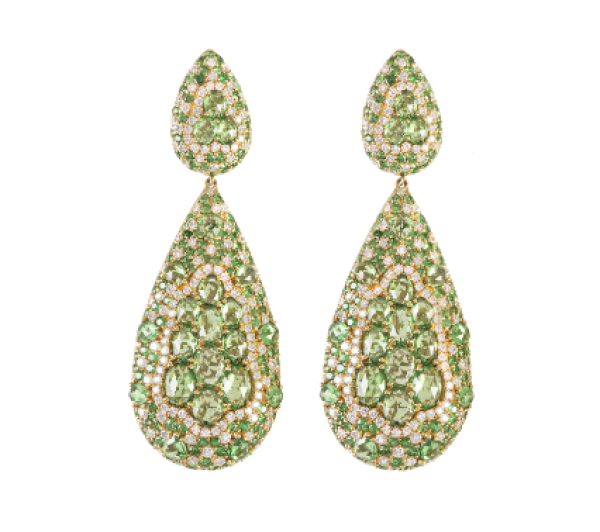 Elegantes pendientes largos con dise&ntilde;o de grandes gotas de tsavoritas de talla oval fantas&iacute;a y brillantes.  En oro amarillo de 18 K 