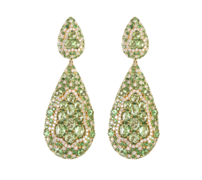 Elegantes pendientes largos con dise&ntilde;o de grandes gotas de tsavoritas de talla oval fantas&iacute;a y brillantes.  En oro amarillo de 18 K 