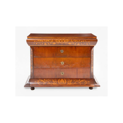 Cómoda en madera de caoba y marquetería con decoración vegetal, copas y flores de 5 cajones. Época Fernandina.