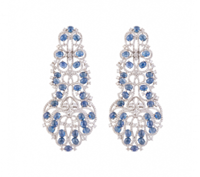 Pendientes largos tipo chandeli&egrave;re de brillantes y cabuchones de zafiros.   En oro blanco de 18 K.