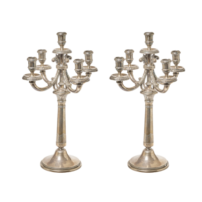 Pareja candelabros de cinco luces en plata punzonada 916 con contrastes de Sugrañes, s.XX.
