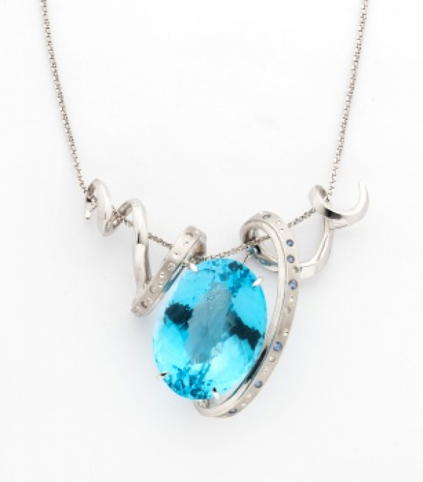 Importante gargantilla y colgante en oro blanco con topacio azul y fila diamantes azules talla brillante