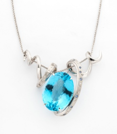 Importante gargantilla y colgante en oro blanco con topacio azul y fila diamantes azules talla brillante