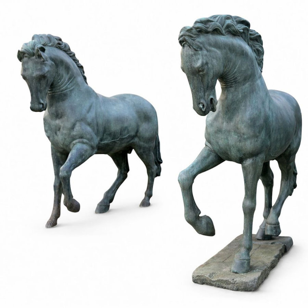 Pareja monumental de caballos en bronce a tama&ntilde;o real, Italia, probablemente siglo XX. 