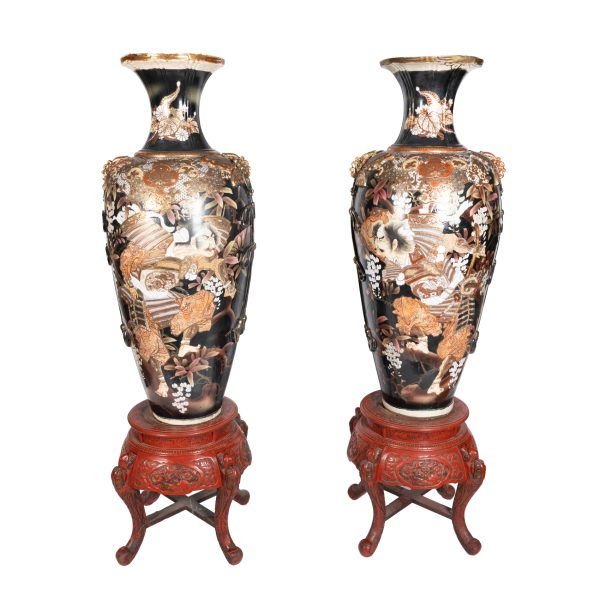 Pareja de jarrones en porcelana japonesa de Satsuma con decoraciones esmaltadas de motivos florales período Meiji, fles. del s.XIX.