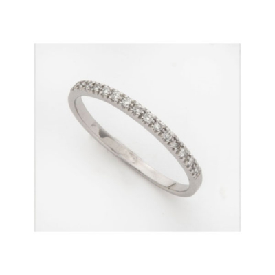 Media alianza en oro blanco con cuajado de diamantes talla brillante con un peso total de 0,17 cts. aprox.