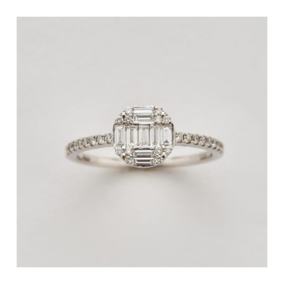Sortija en oro blanco con centro circular y brazos de diamantes tallas brillante y baguette.